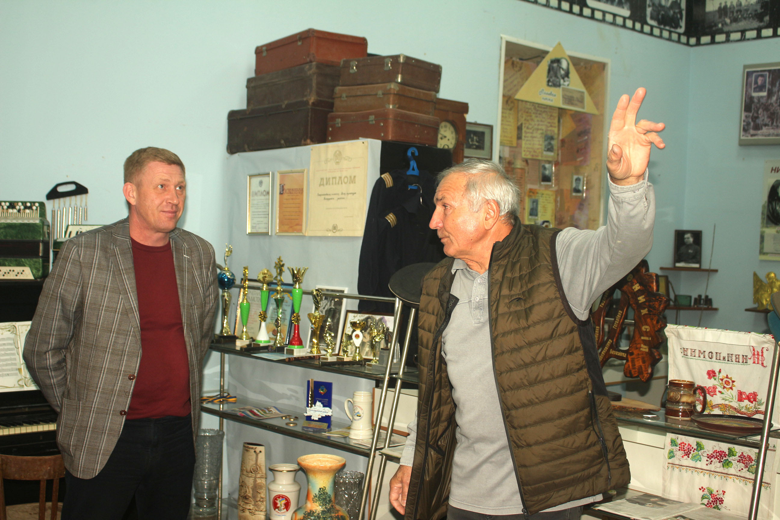 Глава администрации Володарского района С.В.Юзвинкевич посетил музей истории села Старченково.