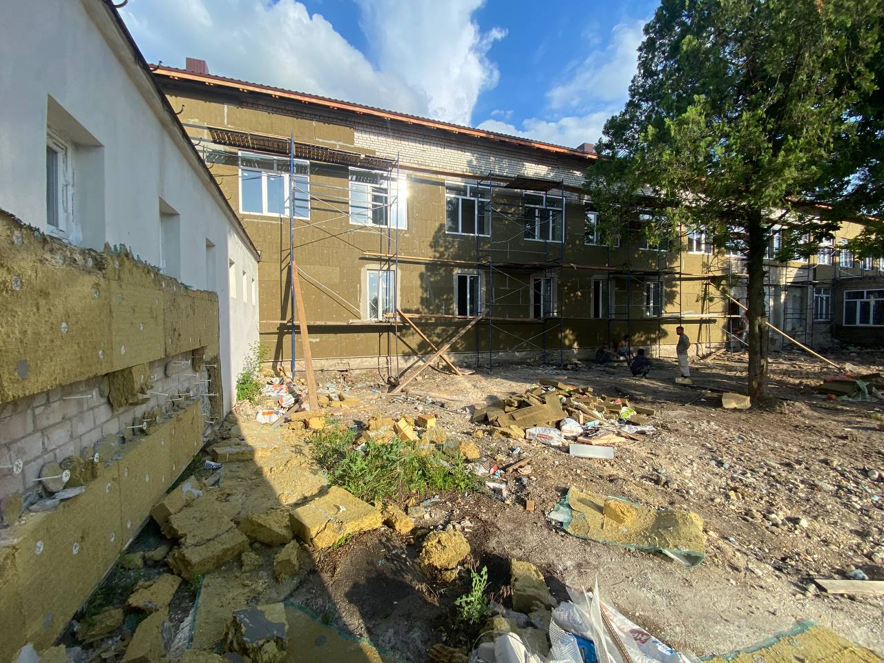 Продолжается реконструкция школы в поселке Володарское.