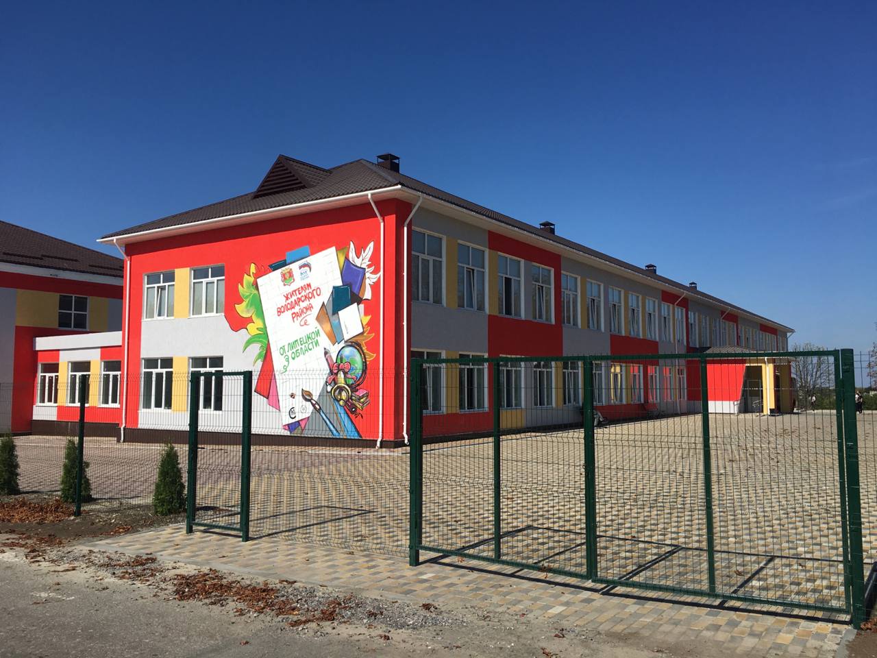 Обновленная школа в поселке Володарское.