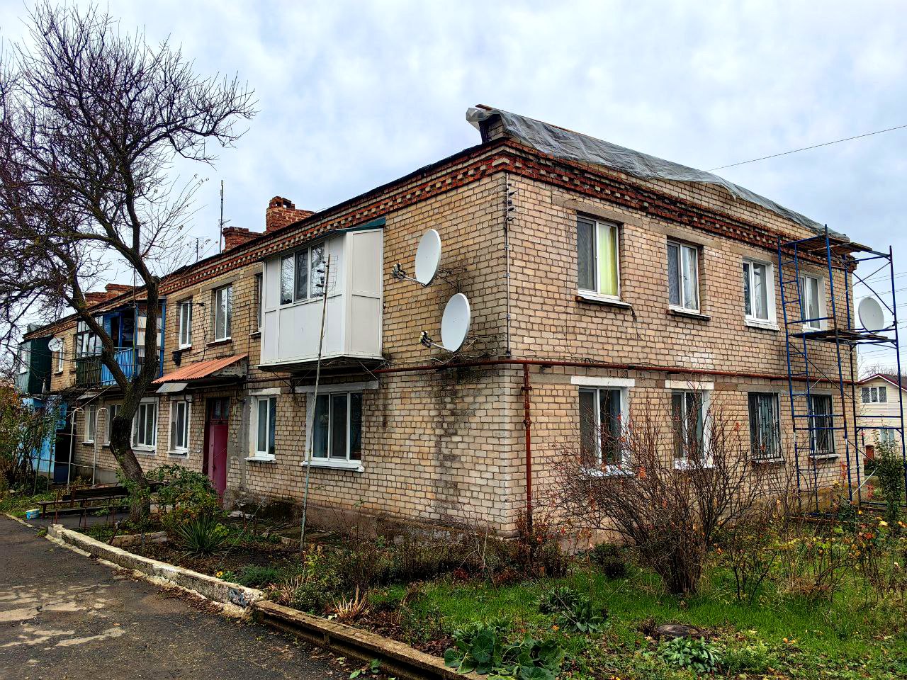 Липецкие специалисты обновят крыши в поселке Володарское.