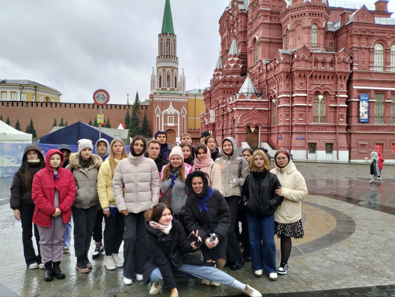 Группа ребят Володарского района в возрасте 14-17 лет провела три незабываемых дня в Москве.