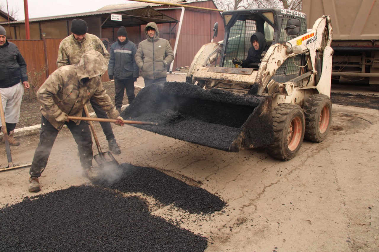 Ямочный ремонт дорог в поселке Володарское.