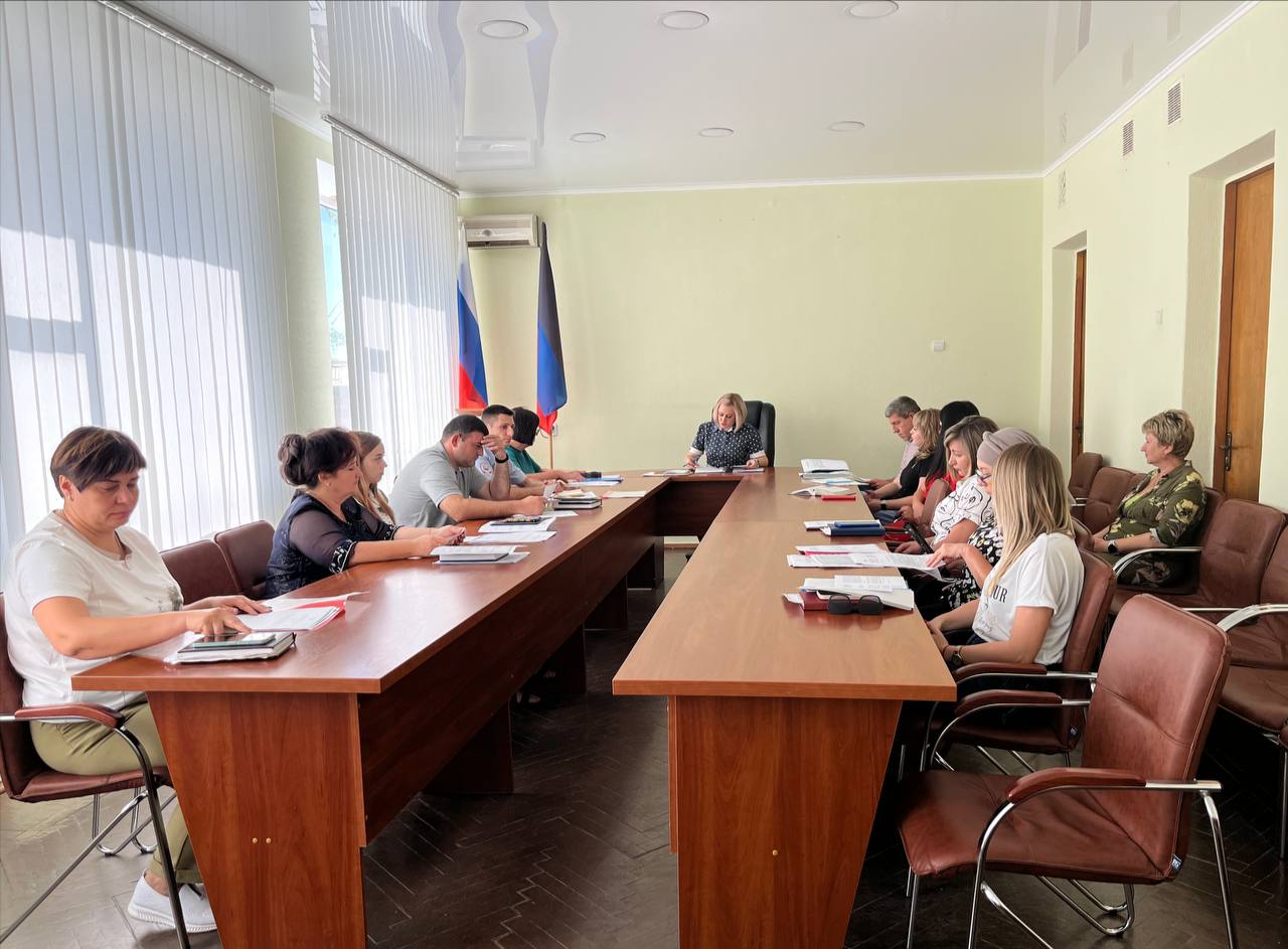 В пгт Володарское прошло заседание комиссии по делам несовершеннолетних и защите их прав.