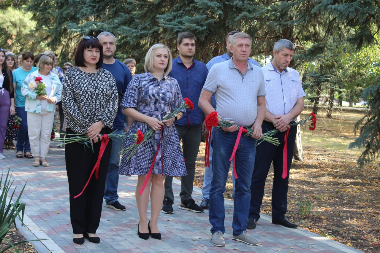 Возложение цветов в пгт Володарское ко Дню освобождения Донбасса.