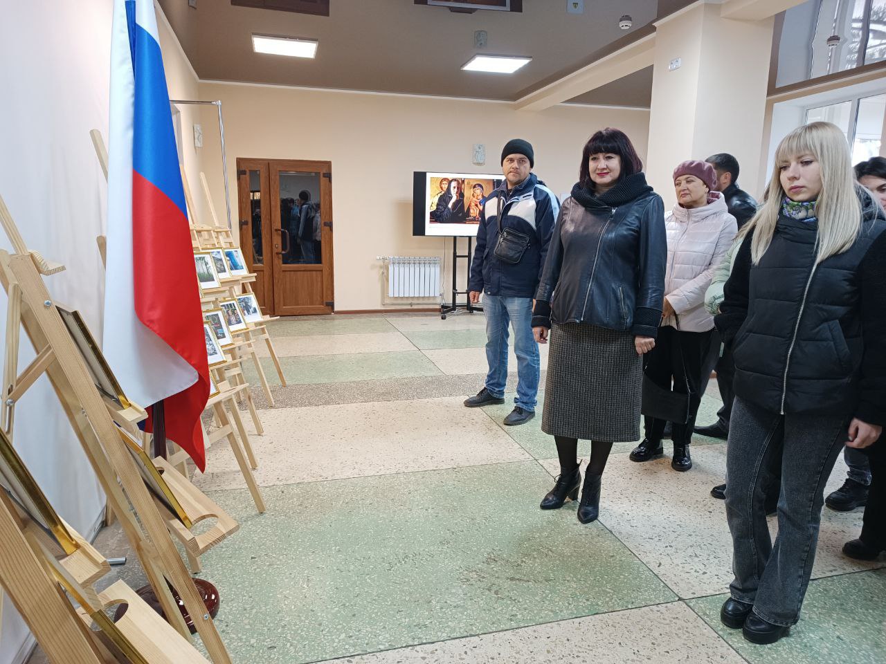 В преддверии  Дня народного единства в Володарском районном  Доме культуры открылась фотовыставка «Народов много — Родина одна»..