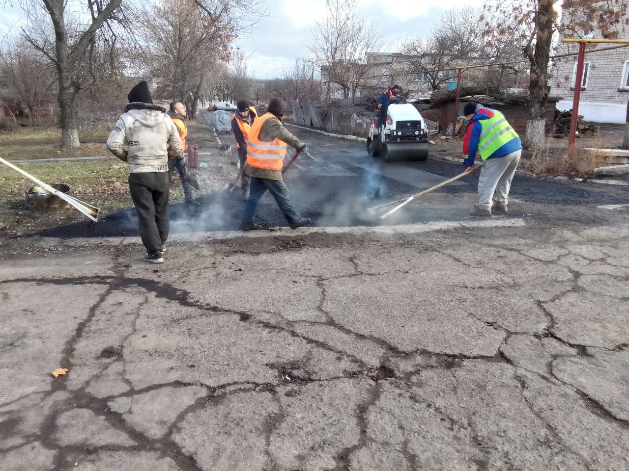 В селе Тополиное Володарского муниципального округа завершен ремонт  дороги по улице Школьной..