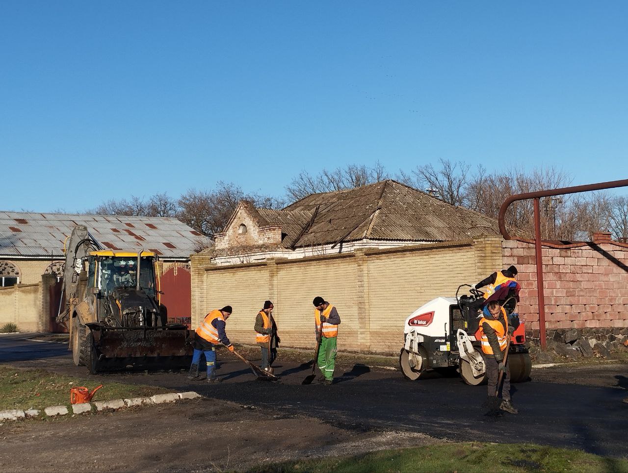 🚧В селе Заря Володарского муниципального округа завершен ремонт  муниципальных дорог по улицам Октябрьская и Садовая..