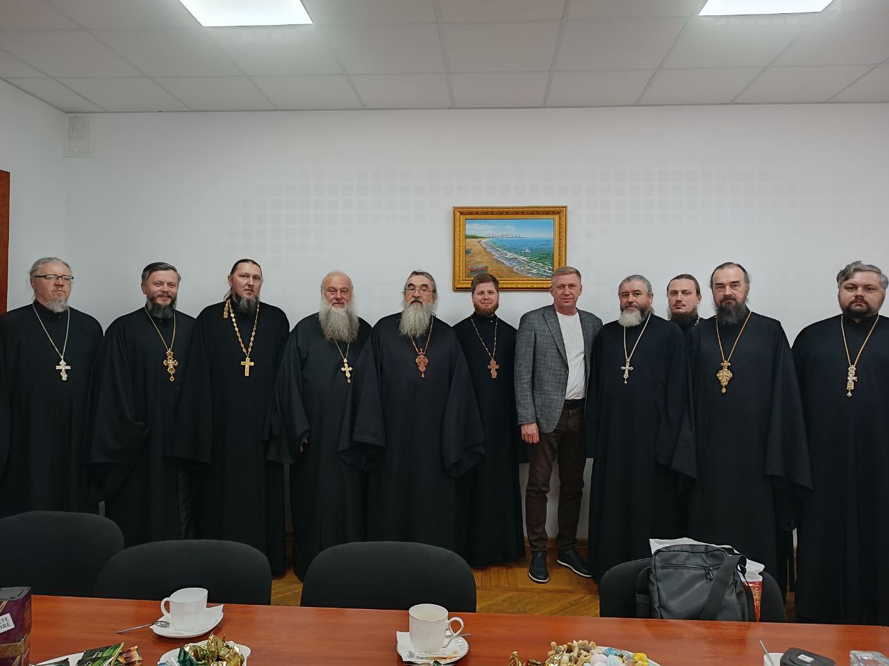 Сегодня Глава муниципального образования Володарский муниципальный округ С. В. Юзвинкевич провел  встречу с представителями духовенства Володарского муниципального округа..