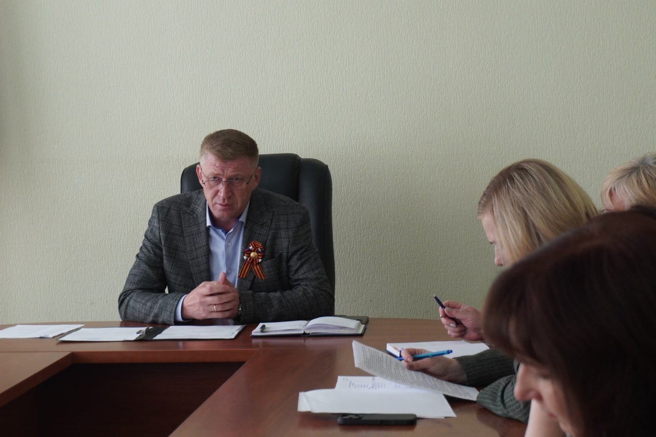 Сегодня Глава  муниципального образования Володарский муниципальный округ С. В. Юзвинкевич провёл расширенное аппаратное совещание.