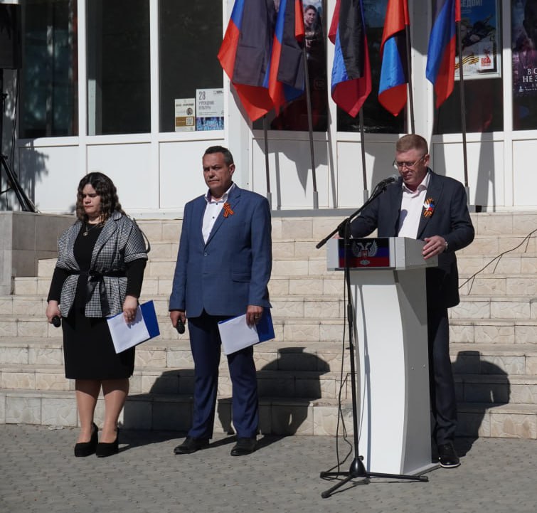 Глава муниципального образования Володарский муниципальный округ С. В. Юзвинкевич  принял участие в торжественном мероприятии, посвященном Дню  Донецкой Народной Республики.
