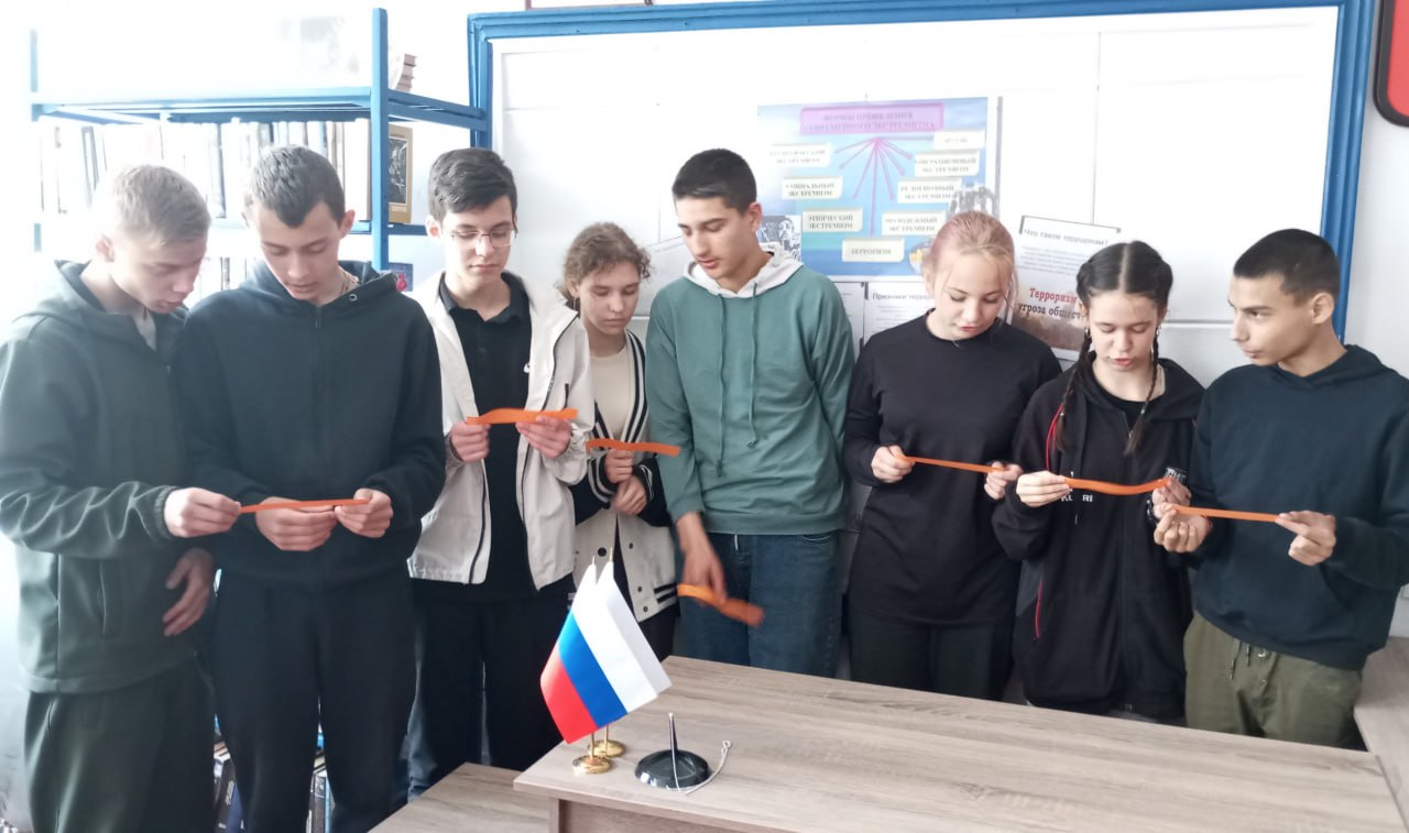 15 мая 2025 года в Малиновской поселковой библиотеке состоялся информационный час «Экстремизм – путь в никуда», для учеников 9 класса ГБОУ «Малиновский УВК «Школа-ДОУ Володарского м.о»..