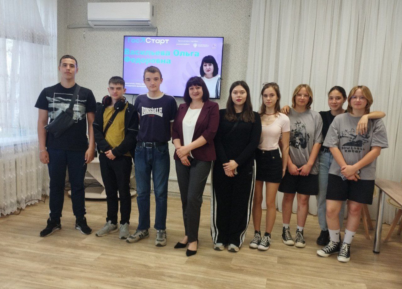 В рамках проекта &quot;ГосСтарт.Диалог&quot; в МКУ «Володарская централизованная библиотечная система» состоялась значимая встреча, организованная сектором молодежной политики Администрации Володарского муниципального округа..