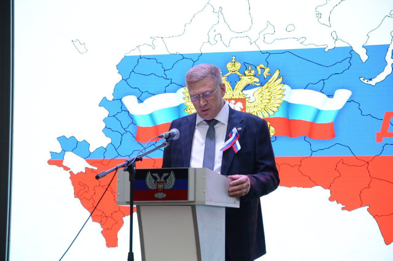 Сегодня Глава муниципального образования Володарский муниципальный округ Сергей Вильевич Юзвинкевич поздравил с  Днем России.