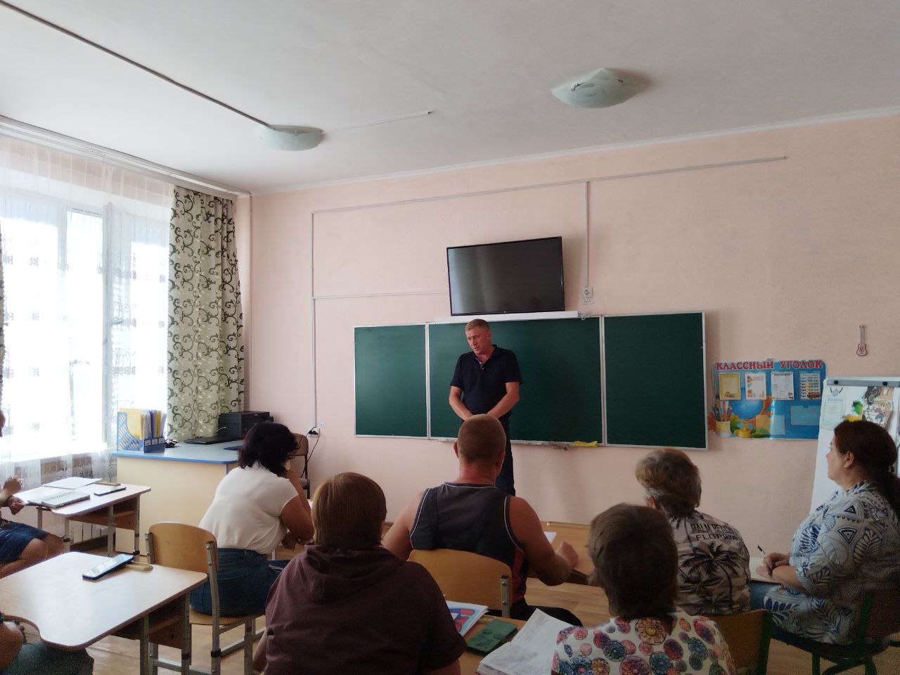 Глава муниципального образования Володарский муниципальный округ Сергей Вильевич Юзвинкевич провел встречу  с трудовым коллективом ГБОЦ &quot;Боевская школа Володарского мо&quot;.