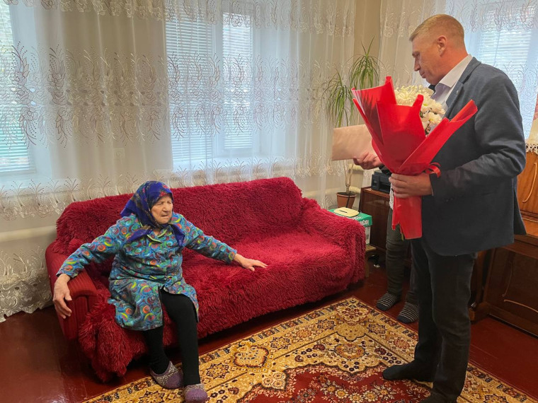Глава муниципального образования Володарский муниципальный округ С. В. Юзвинкевич вместе с председателем Володарской районной организации ветеранов В. А. Лисовойпоздравил Дандык Антонину Мироновну. Глава муниципального образования Володарский муниципальный округ С. В. Юзвинкевич вместе с председателем Володарской районной организации ветеранов В. А. Лисовойпоздравил Дандык Антонину Мироновну.