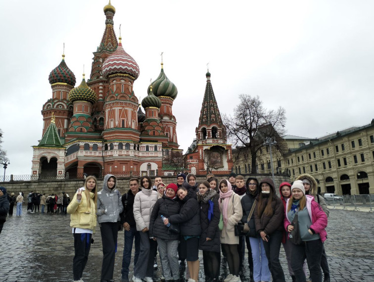 Группа ребят Володарского района в возрасте 14-17 лет провела три незабываемых дня в Москве.